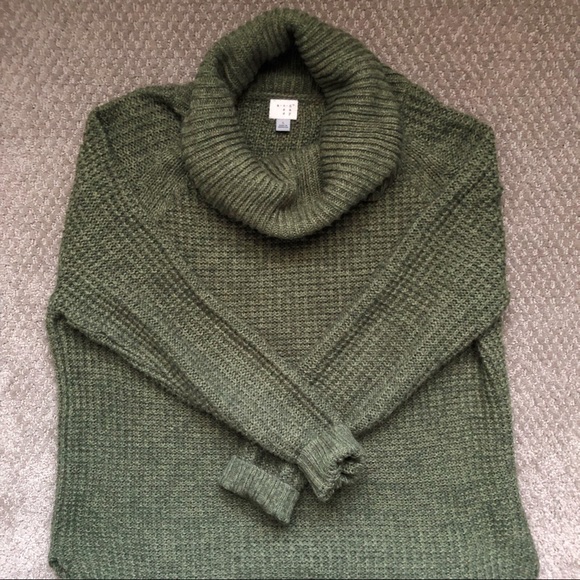 Forest Green Tunic Sweater ✨ - Picture 2 of 5